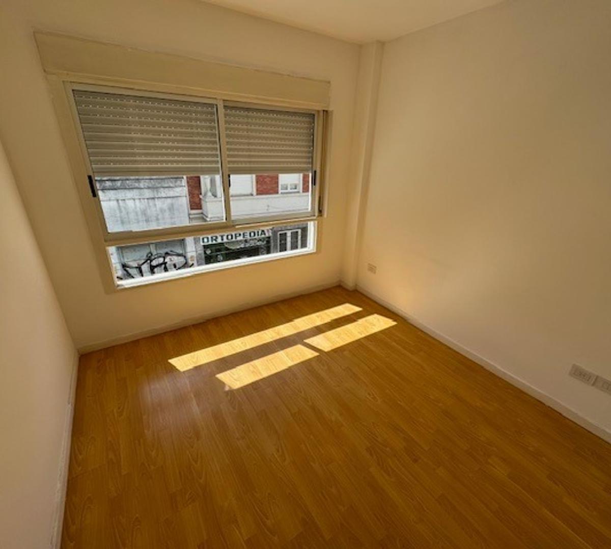 Venta, Depto. 3 Amb San Martin Centro, Nuevo - Consulte 3
