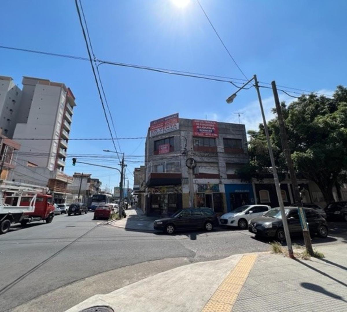 Venta San Martin Centro. Edificio C/locales y Departamentos 2