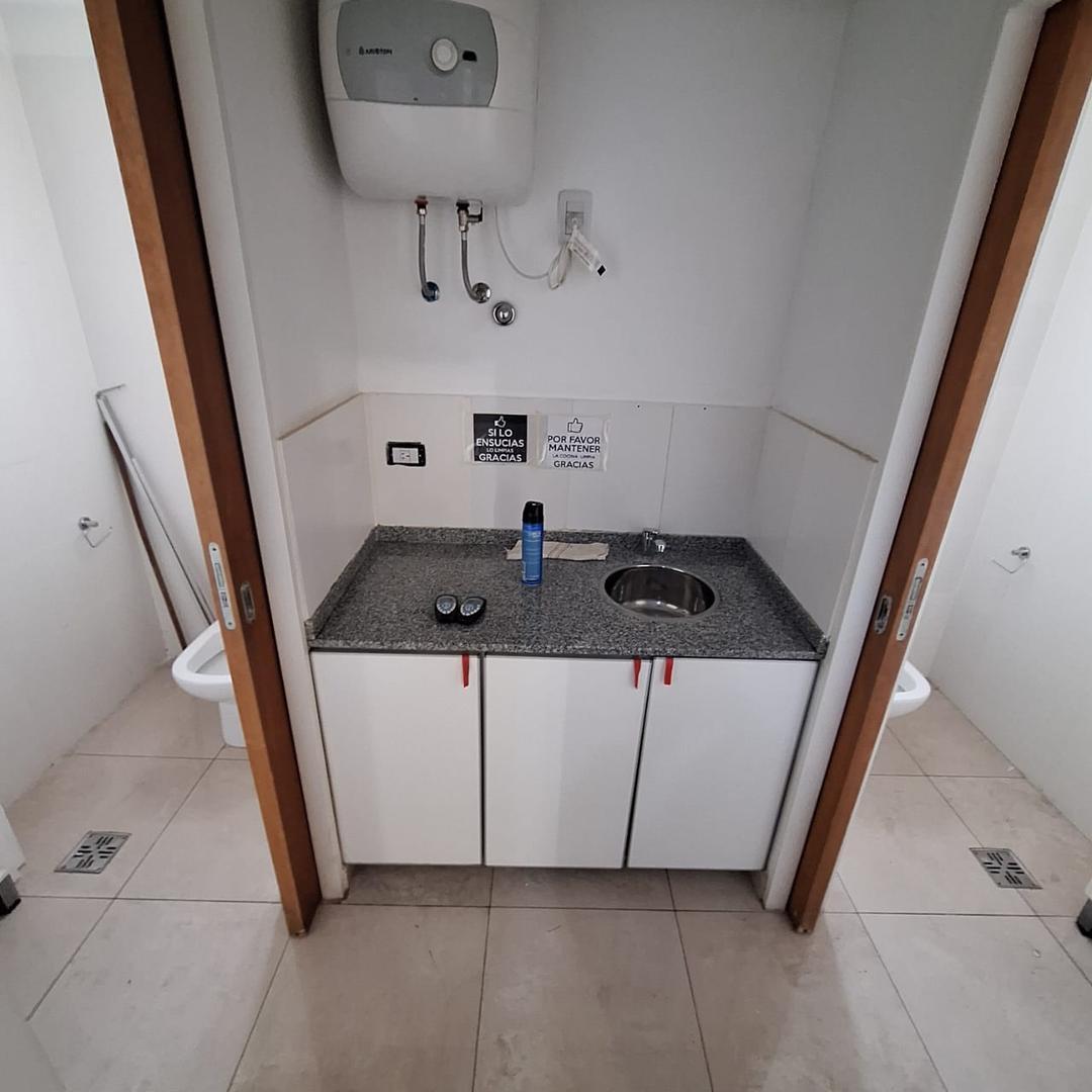En Venta Oficina de 3 Amb con Opcion de Cochera. 1