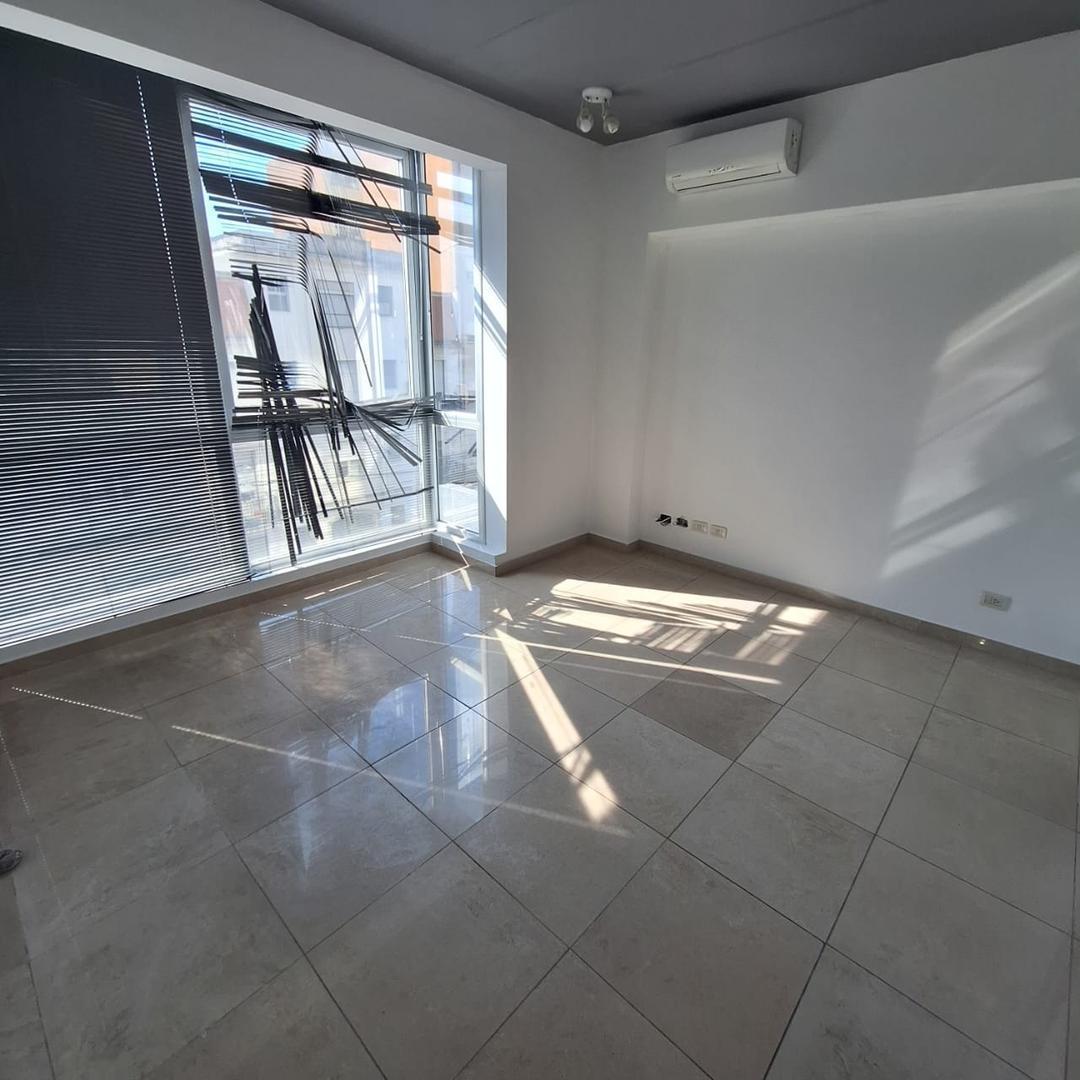 En Venta Oficina de 3 Amb con Opcion de Cochera. 5