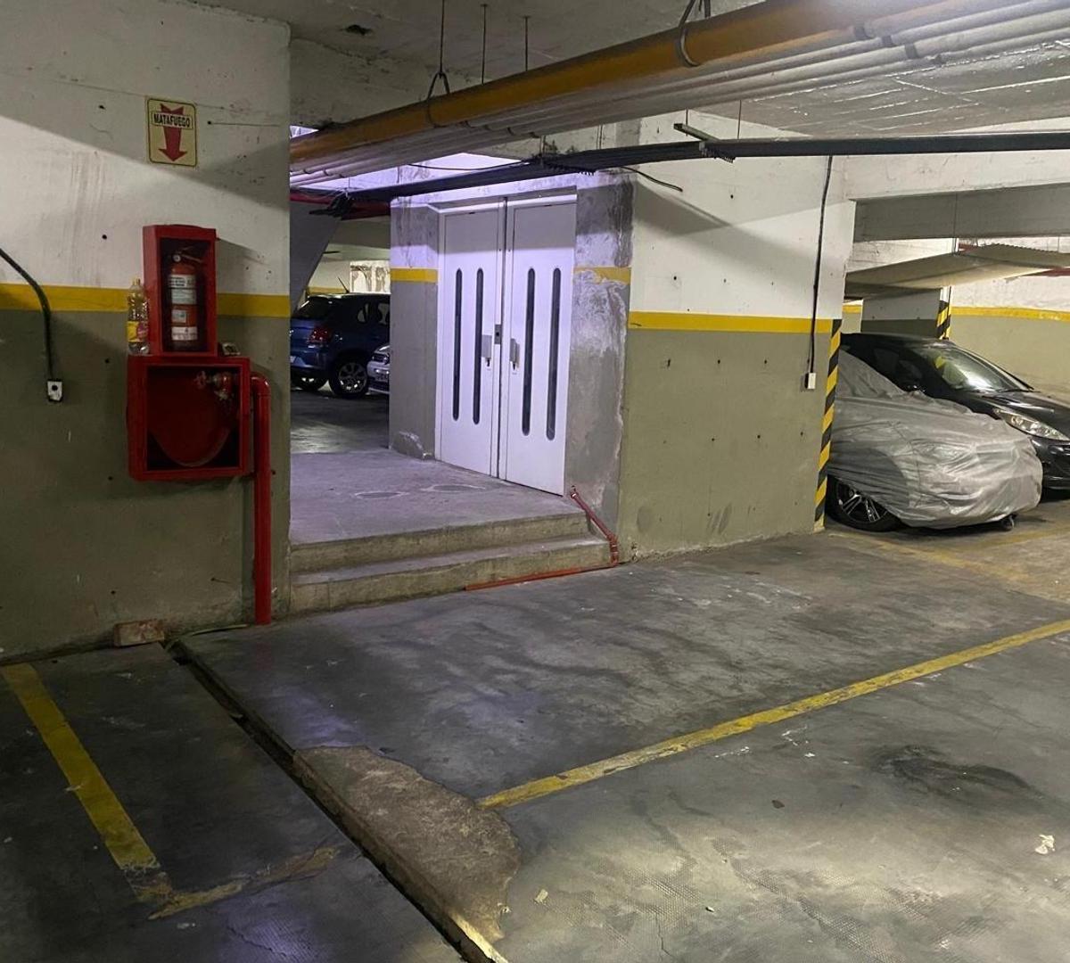 Foto de VENTA COCHERA SUBTERRANEA SAN MARTIN CENTRO, imagen 2