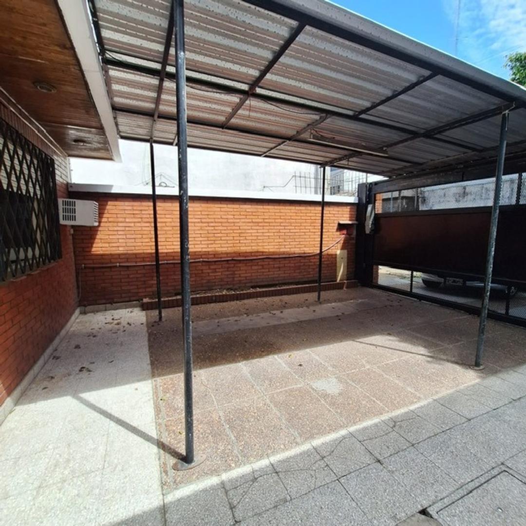 Venta Casa con Galpon Villa Lynch 5