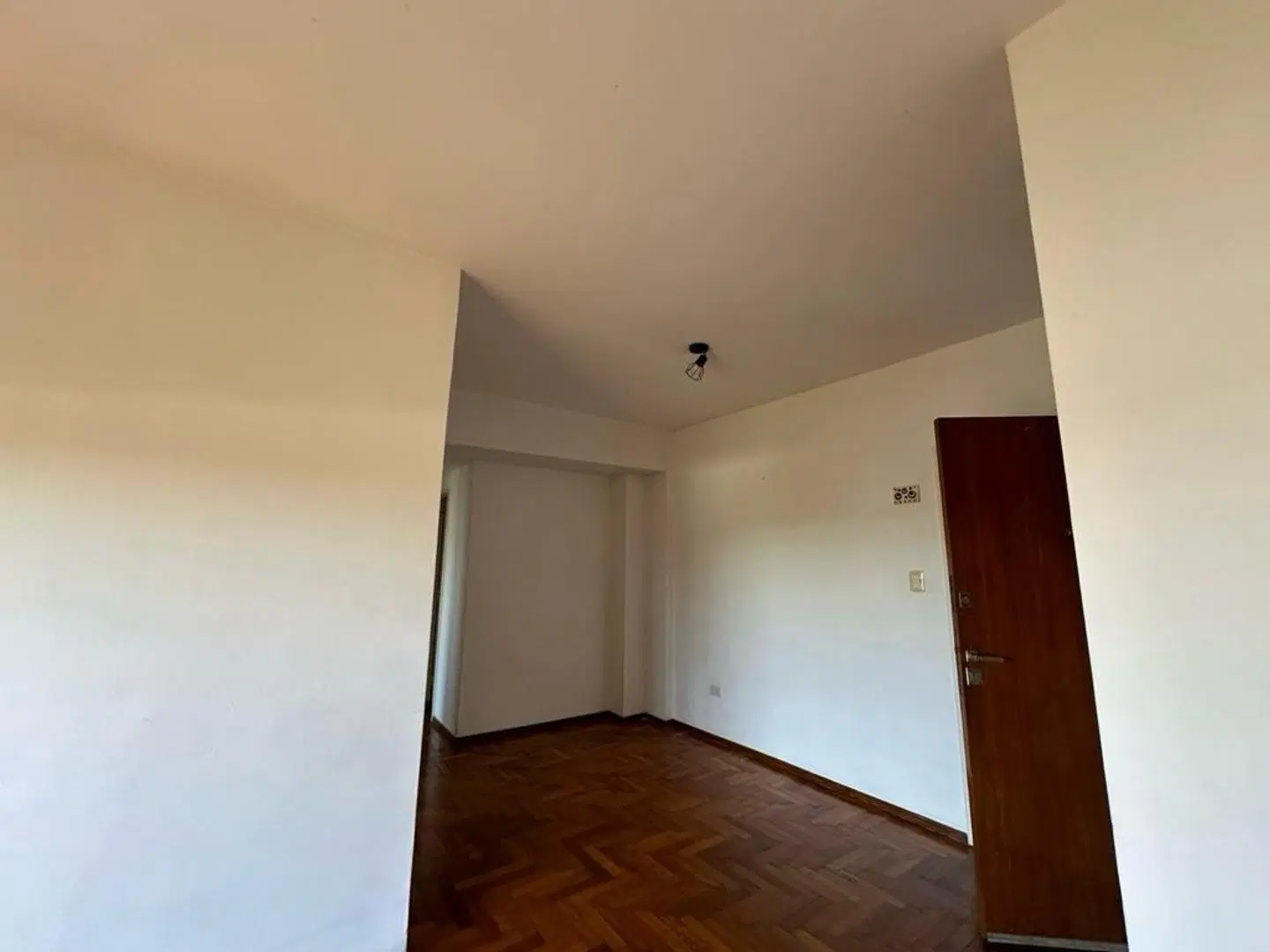 EN VENTA SEMIPISO DE 3 AMB A MTS DEL MUNICIPIO . 4