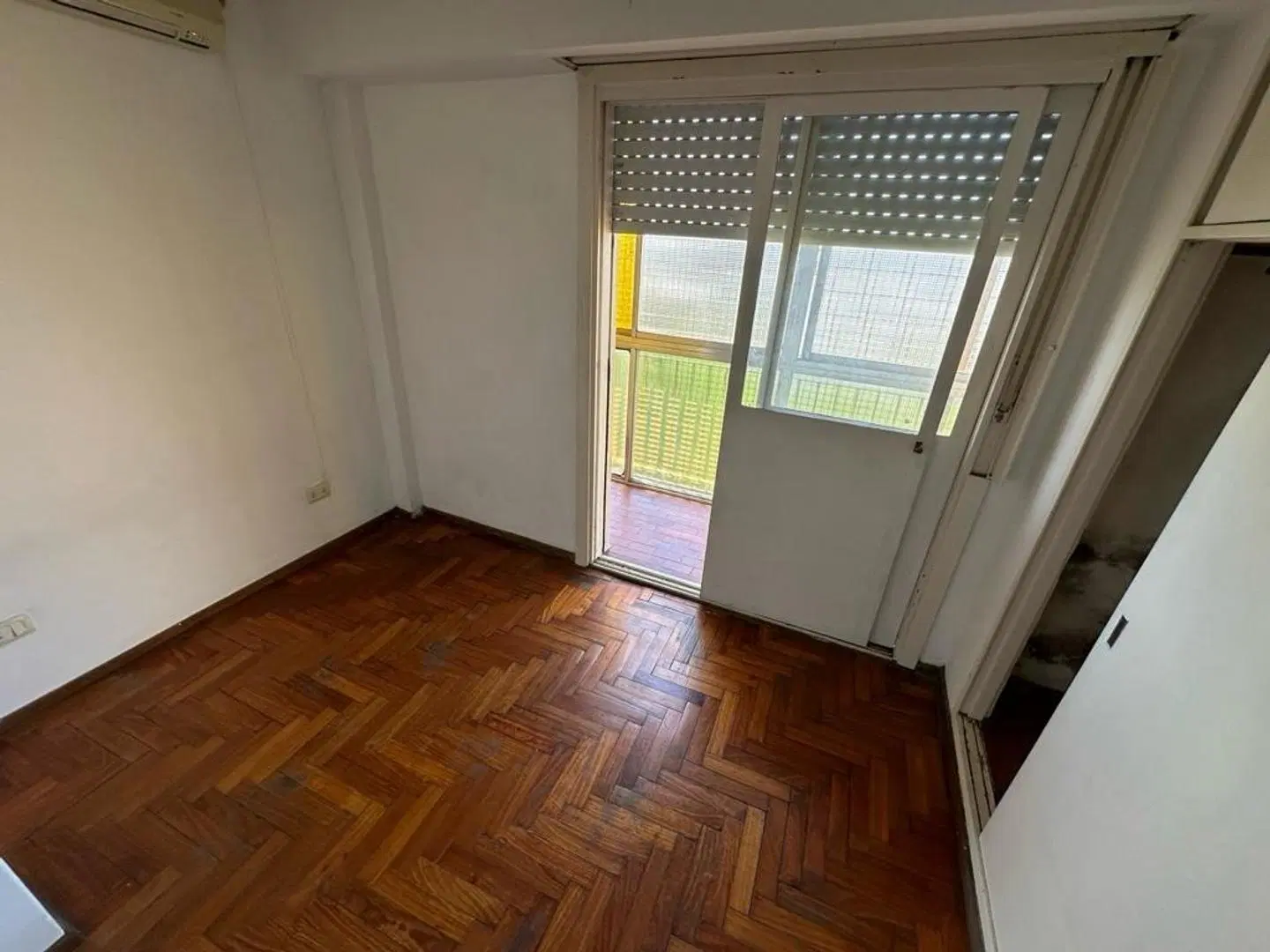 EN VENTA SEMIPISO DE 3 AMB A MTS DEL MUNICIPIO . 5