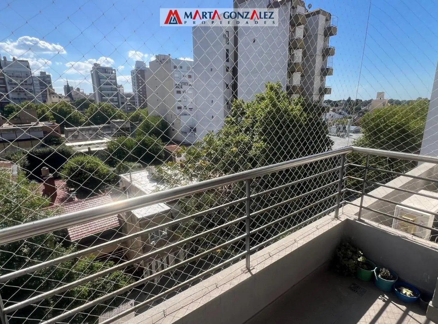 Tres ambientes con cochera a dos cuadras de la estación 4