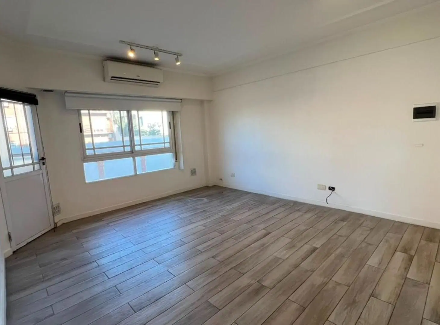 Departamento dos ambientes con cochera 3