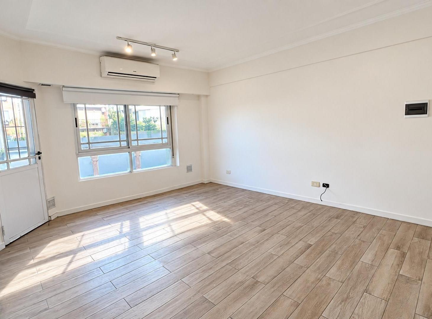 Foto de Departamento dos ambientes con cochera en alquiler, imagen 1