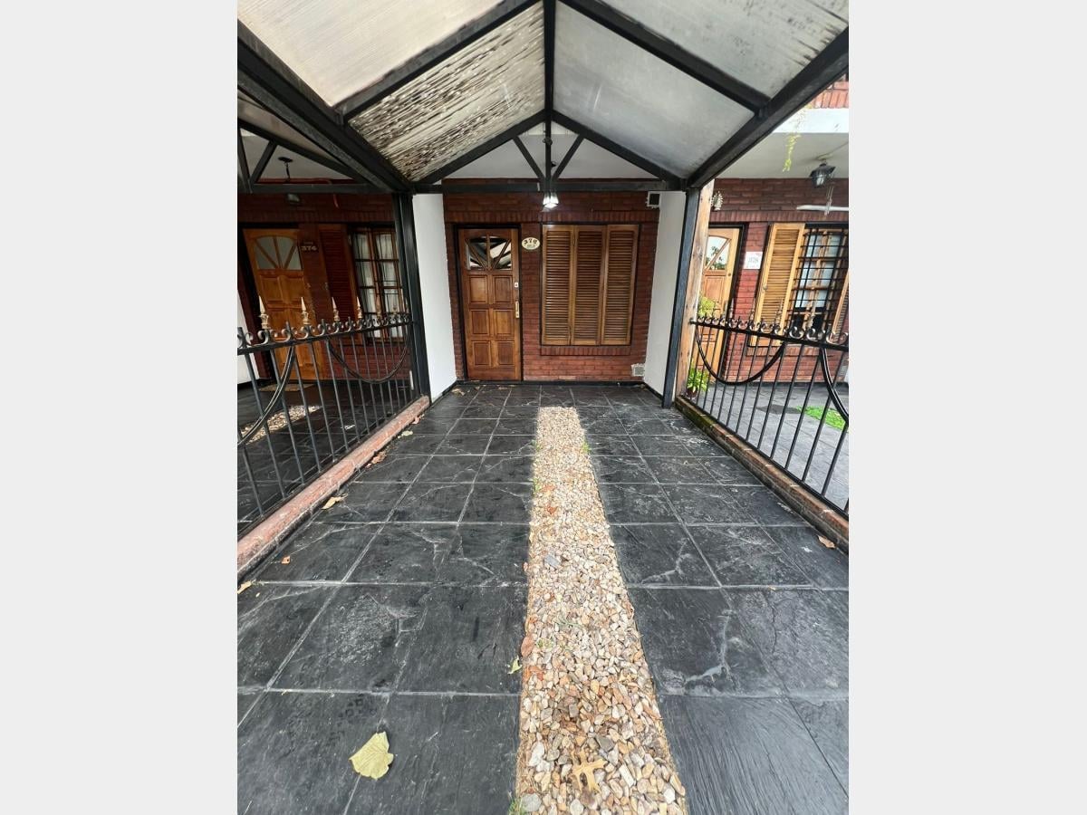 Foto de PH en Venta en Villa Luzuriaga, imagen 1