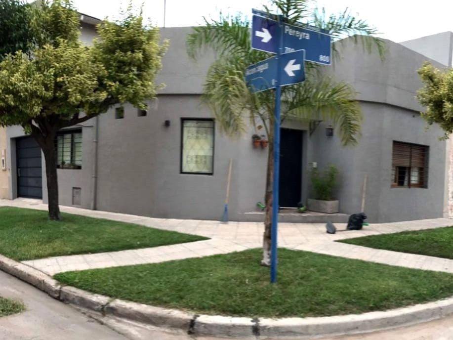 Foto de *HERMOSA CASA PH DE 3 AMB. CON COCHERA CUBIERTA, PATIO Y GRAN TERRAZA, imagen 1