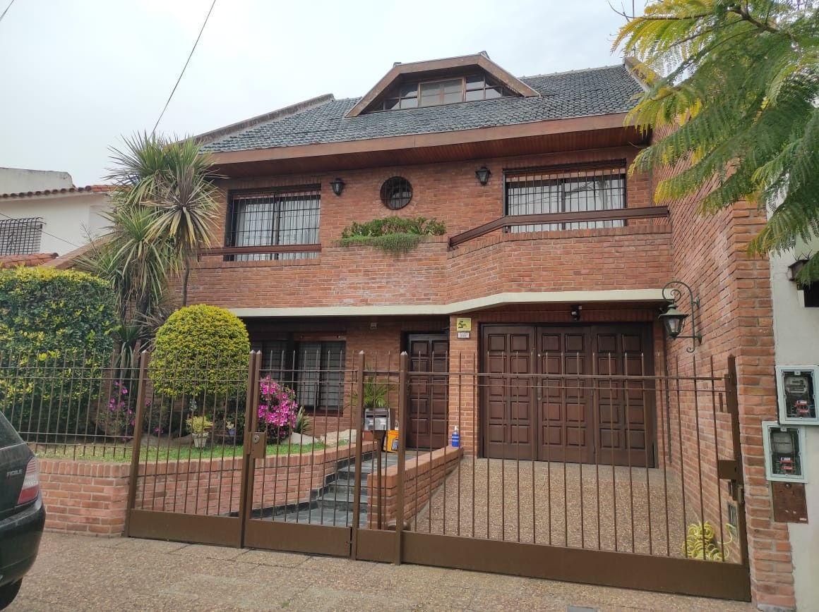 Foto de *IMPORTANTE CHALET DE 6 AMB. SOBRE LOTE DE 8,66 X 34, imagen 1