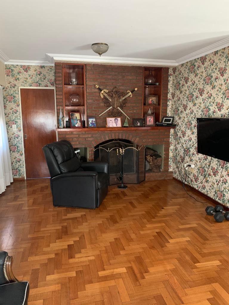 Foto de *EXCELENTE CHALET SOBRE 390,74 M2 DE TERRENO TOTALES *6 AMB. (4 DORM. +, imagen 3