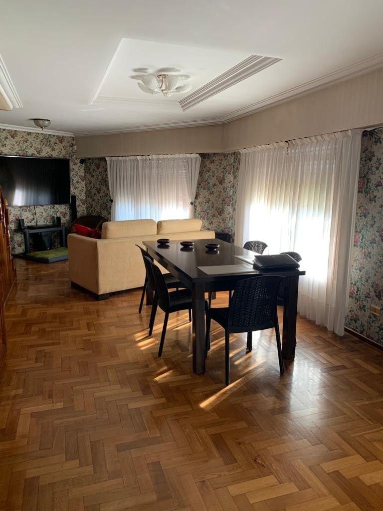 Foto de *EXCELENTE CHALET SOBRE 390,74 M2 DE TERRENO TOTALES *6 AMB. (4 DORM. +, imagen 2