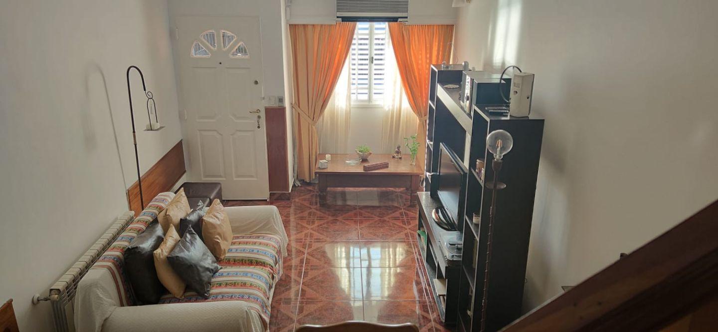 Foto de *EXCELENTE TRIPLEX DE 3 AMB. + PLAYROOM *GARAGE P/ 2 AUTOS CON PORTÓN, imagen 3