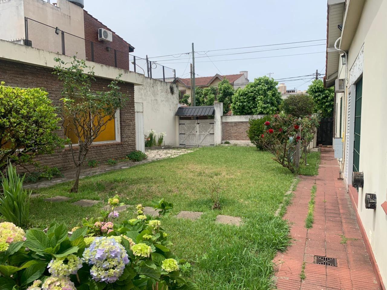 Foto de *CASA DE 4 AMB. EN 2 PLANTAS *SOBRE 2 LOTES *A MODERNIZAR, imagen 1