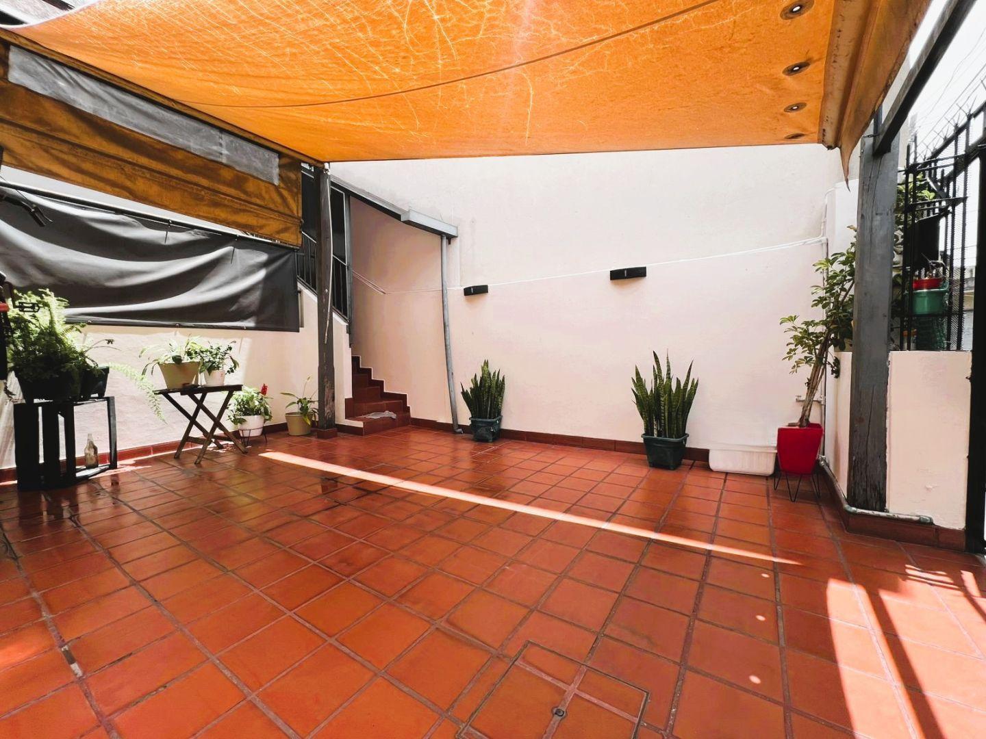 Foto de *HERMOSA CASA PH DE 3 AMB. CON BALCON CORRIDO AL FRENTE Y COCHERA EN, imagen 1