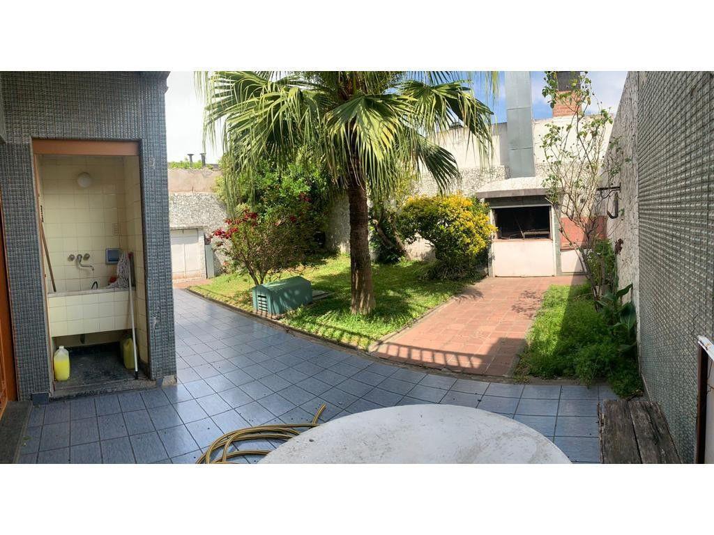 Foto de *EMBLEMATICO CHALET DE LA ZONA SOBRE LOTE DE 10 X 30. *EN 2 PLANTAS DE, imagen 2