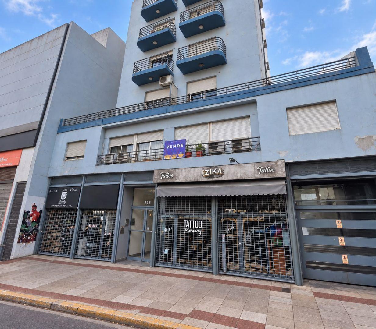 Foto de *2 LOCALES UNIFICADOS *DOBLE ALTURA CON ENTREPISO *UBICADO A 3 CDS. DE, imagen 1