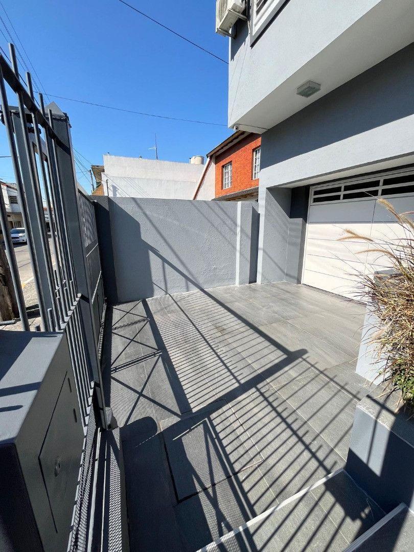 Foto de *EXCELENTE CASA DE 5 AMB. EN 2 PLANTAS *S/LOTE DE 10 x 23 *FDO. LIBRE, imagen 1