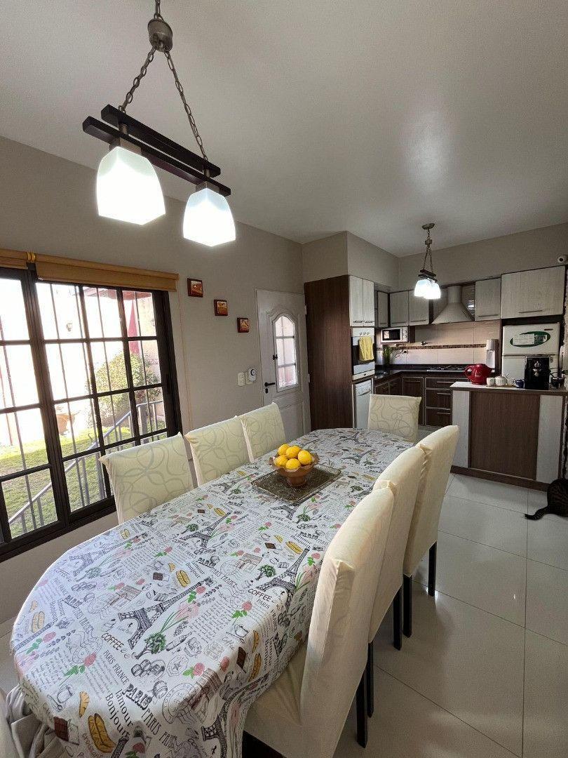Foto de *EXCELENTE CASA DE 5 AMB. EN 2 PLANTAS *S/LOTE DE 10 x 23 *FDO. LIBRE, imagen 4