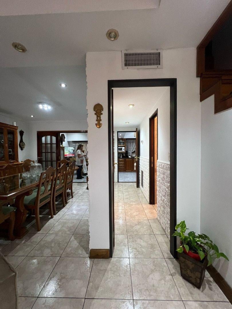 Foto de *MODERNO CHALET DE 6 AMB. EN 2 PLANTAS SOBRE LOTE DE 8,66 X 26, imagen 2