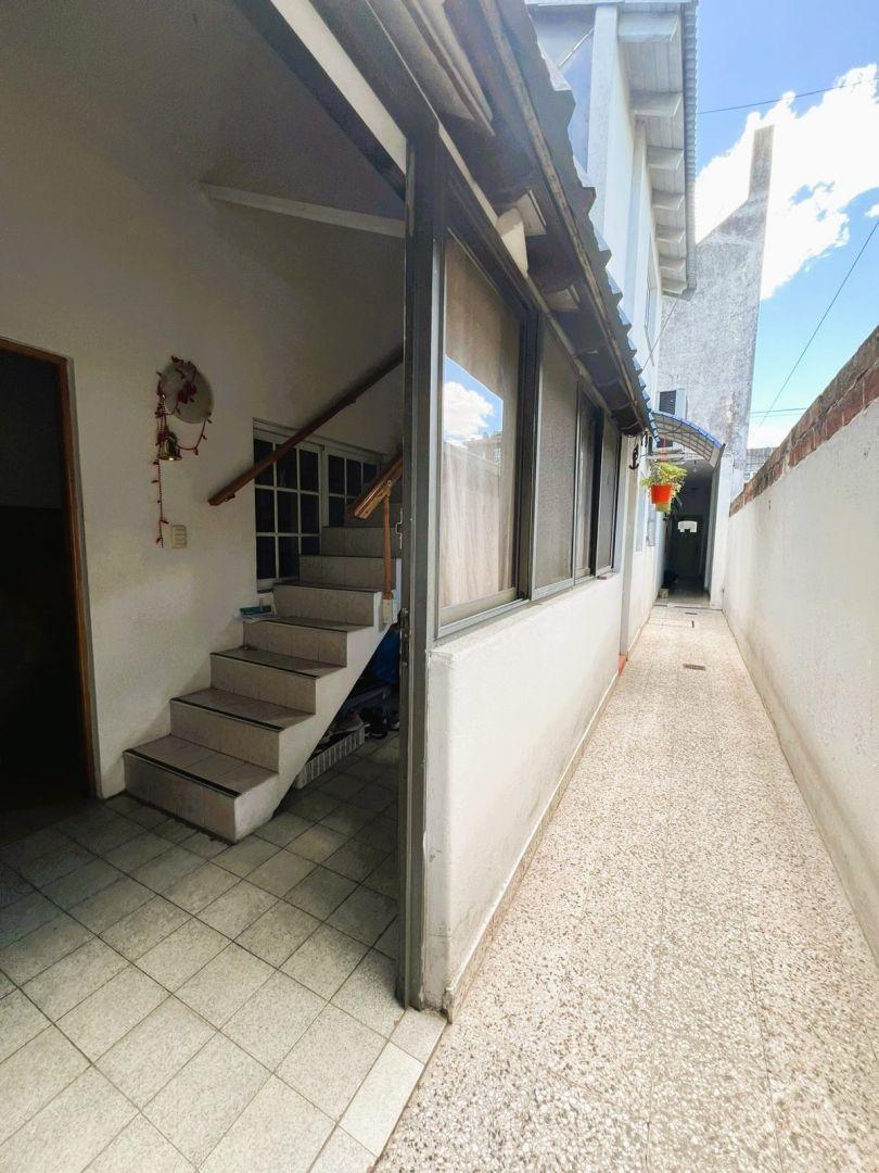 Foto de *CASA PH DE 3 AMB. EN P.B Y 4 AMB. EN 1º PISO POR PASILLO, imagen 1
