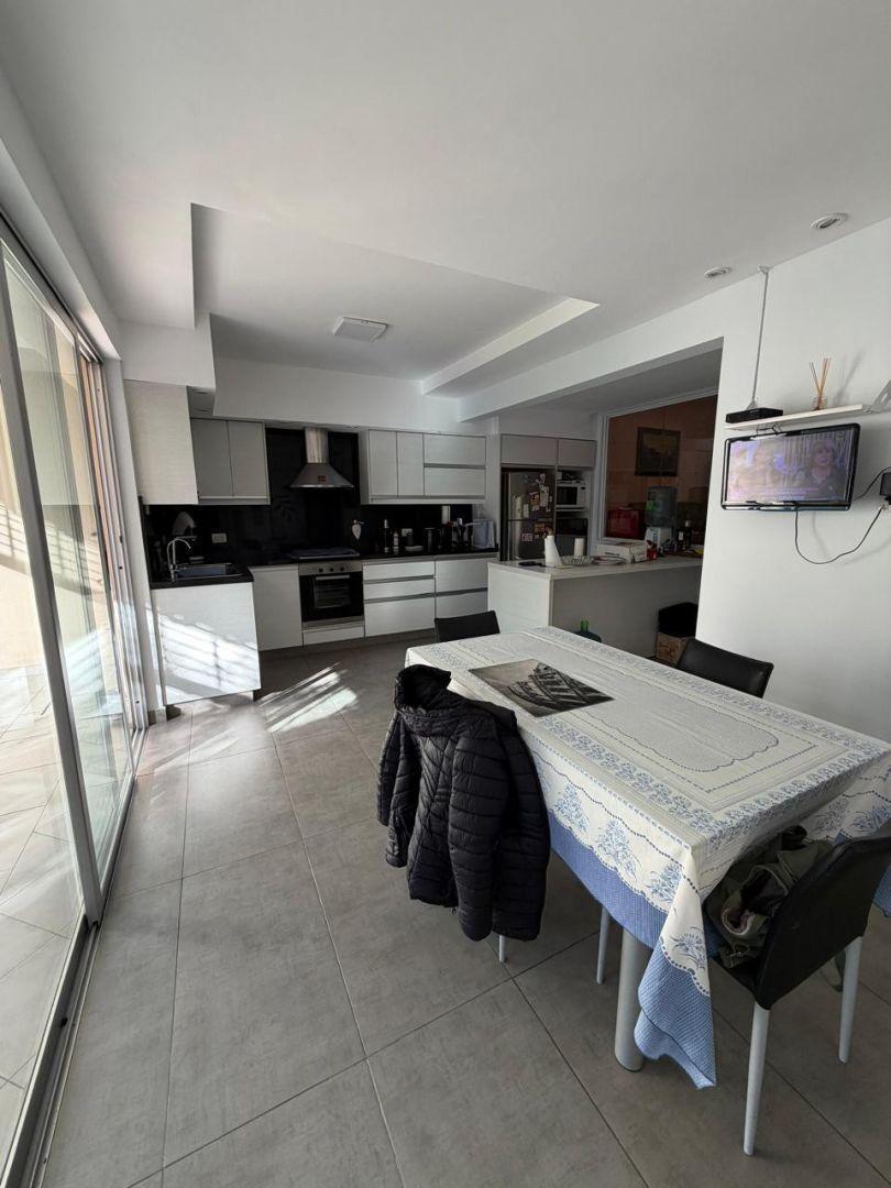 Foto de *Excelente casa de 5 ambientes sobre lote de 8,66 metros de frente x 47, imagen 3