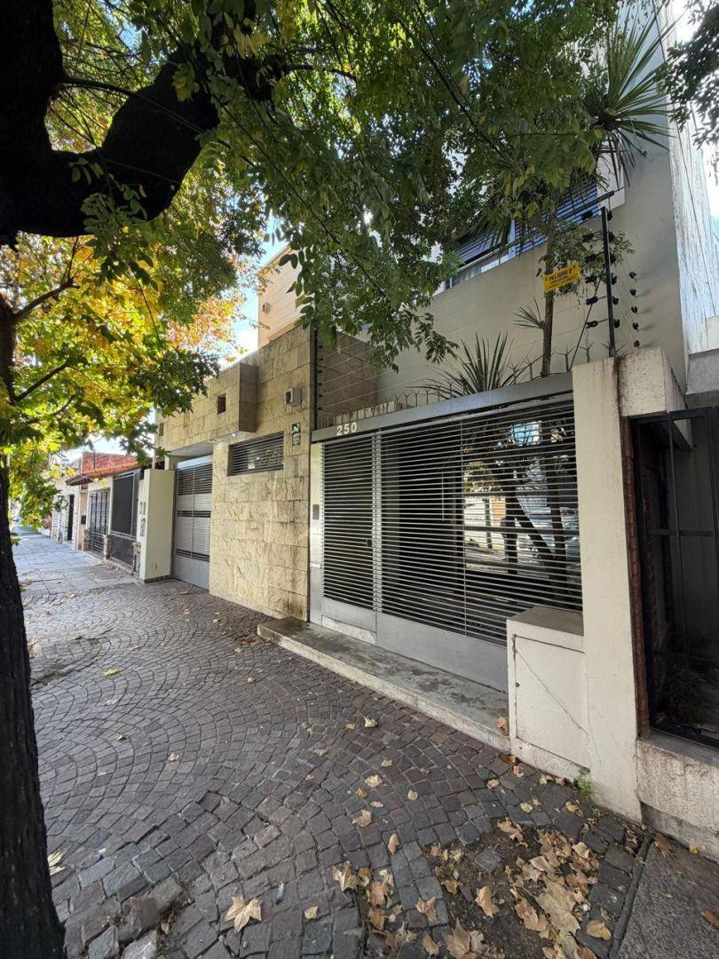 Foto de *Excelente casa de 5 ambientes sobre lote de 8,66 metros de frente x 47, imagen 1