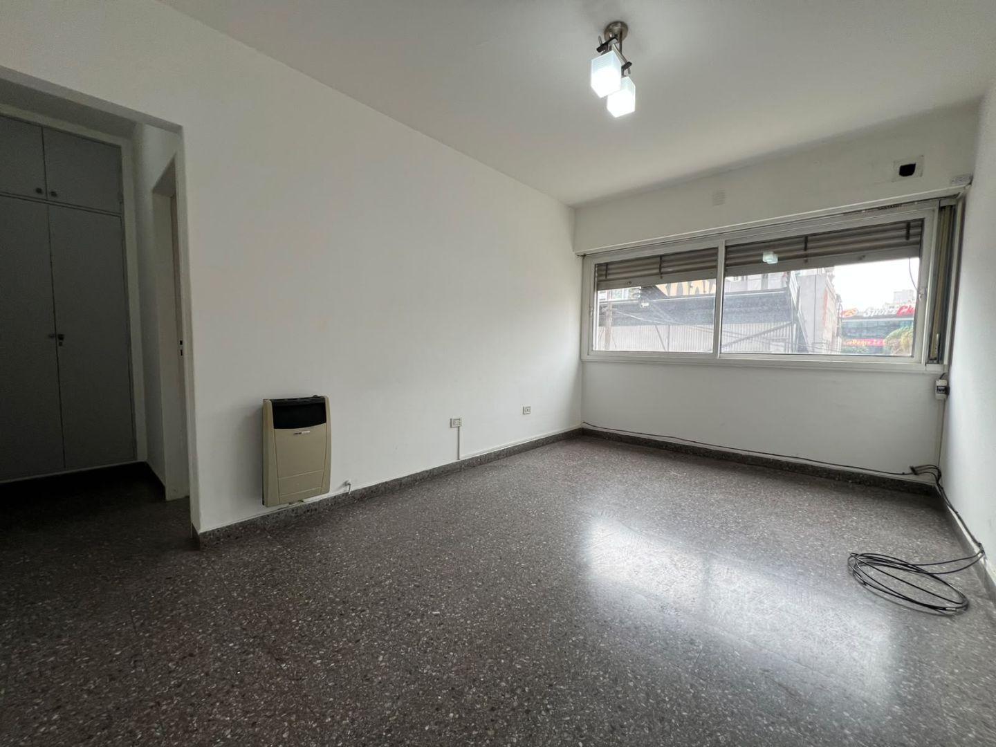 Foto de *OFICINA DE 2 AMB. CON LAVADERO *OPCION DE COCHERA CUBIERTA u$s 15.000, imagen 4