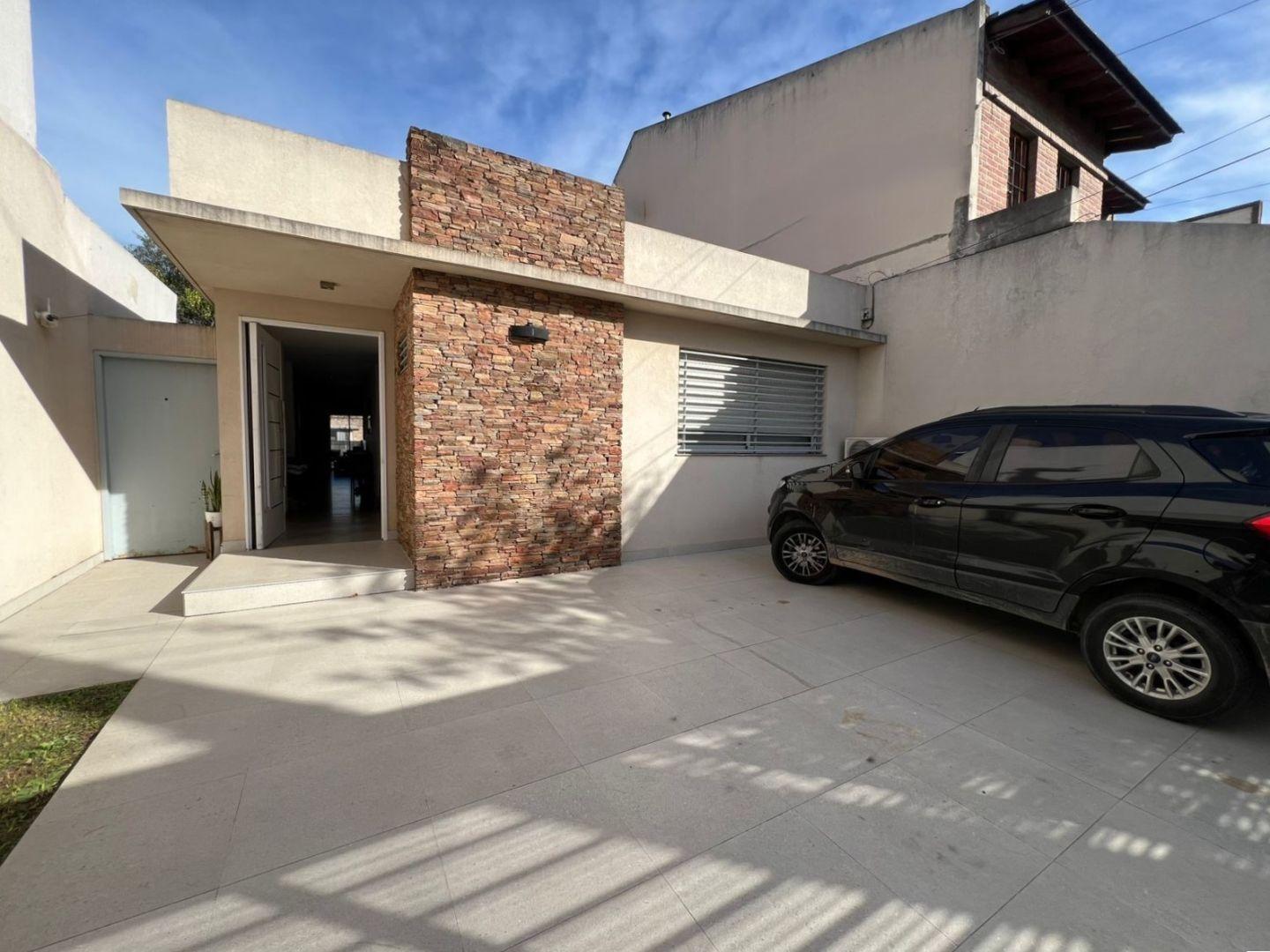 Foto de *MODERNA CASA DE 3 AMB. EN UNA PLANTA CON COCHERA PARA 2 AUTOS, imagen 2