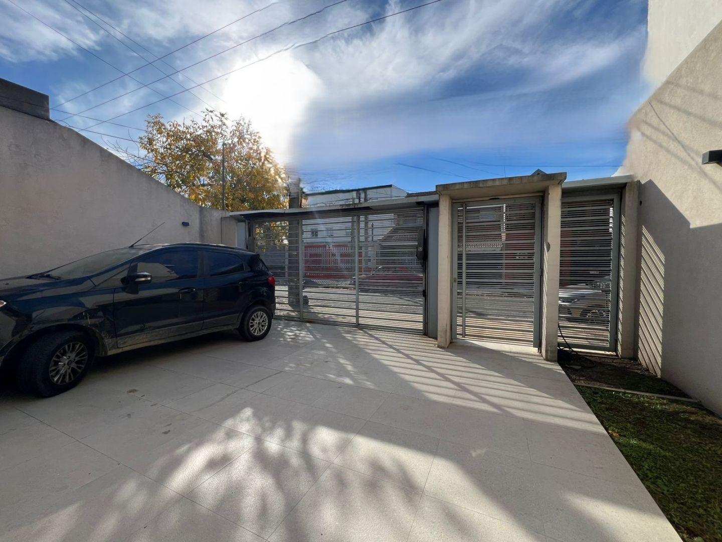 Foto de *MODERNA CASA DE 3 AMB. EN UNA PLANTA CON COCHERA PARA 2 AUTOS, imagen 1