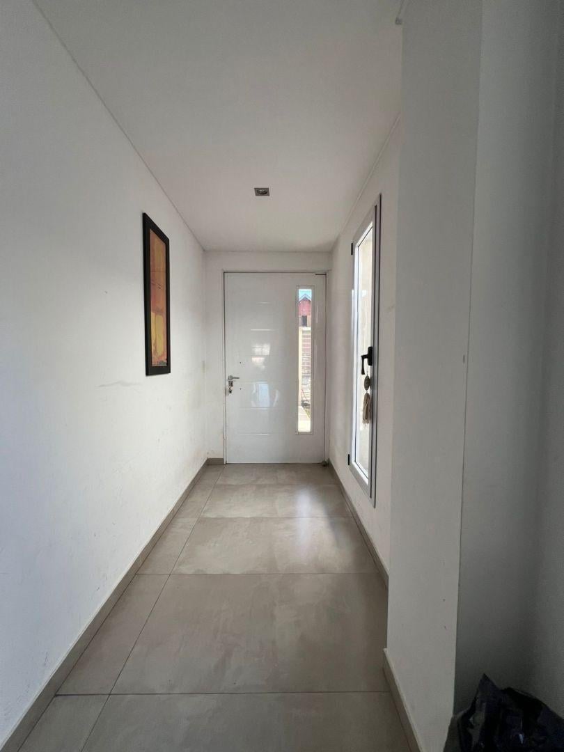 Foto de *MODERNA CASA DE 3 AMB. EN UNA PLANTA CON COCHERA PARA 2 AUTOS, imagen 3