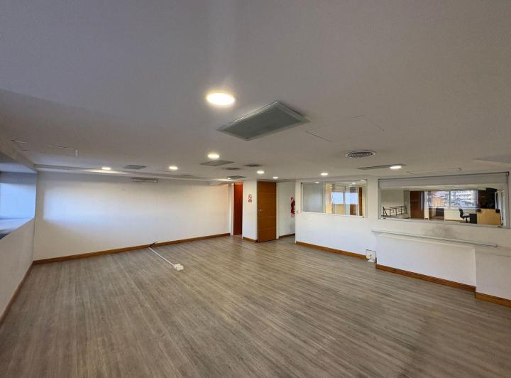 Alquiler amplio local comercial en 1° piso al frente en Caballito 2