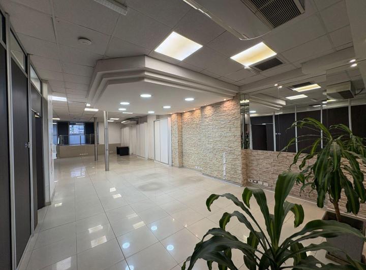 Alquiler amplio local comercial en Caballito 2