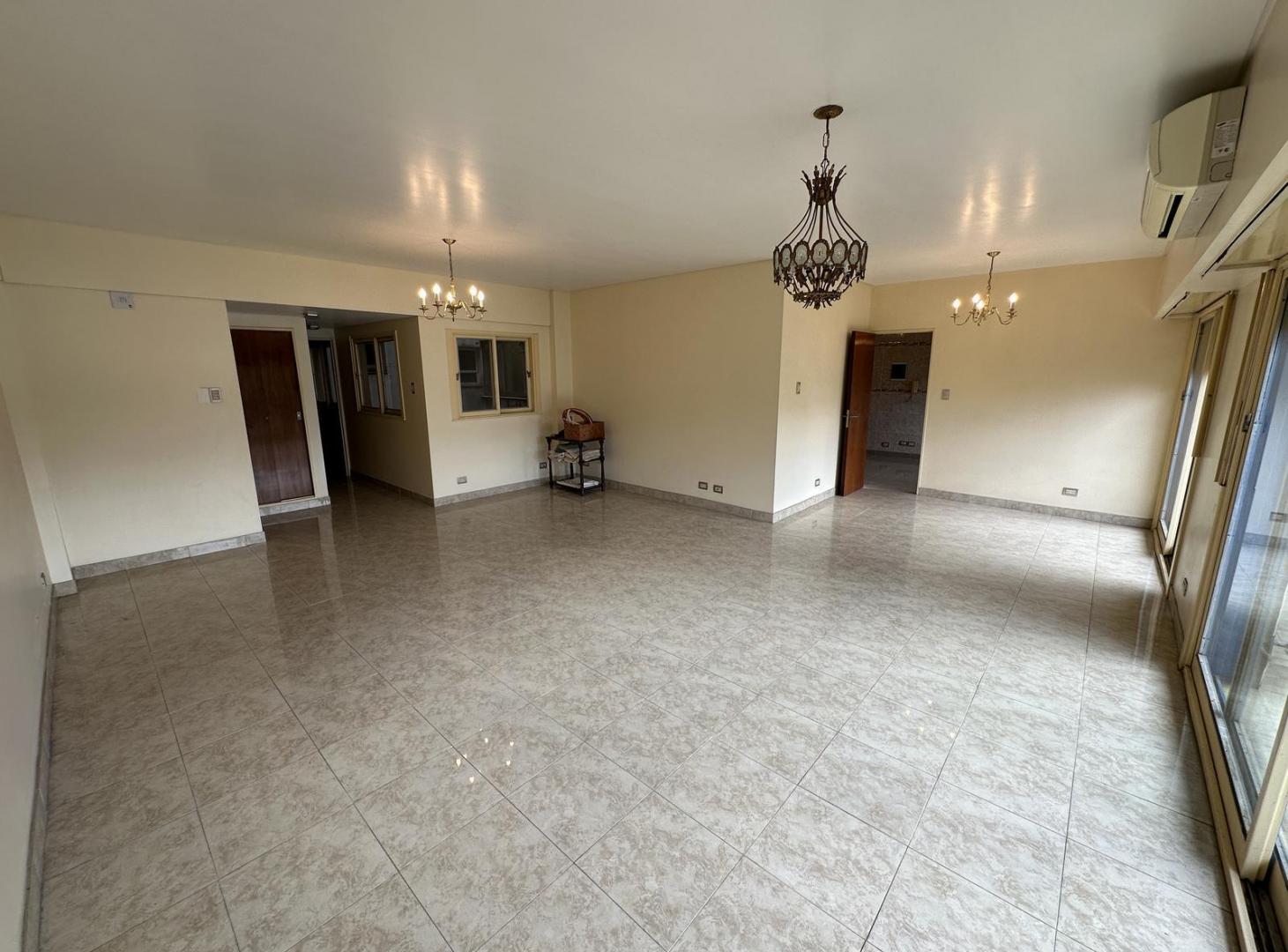 Venta departamento de 4 ambientes con dependencia y cochera