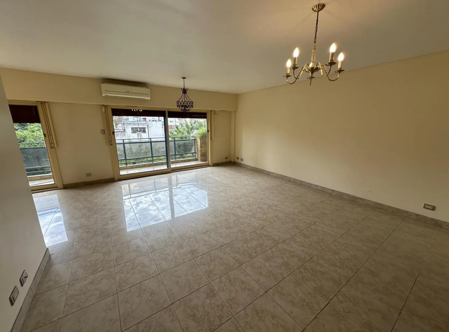 Venta departamento de 4 ambientes con dependencia y cochera 4