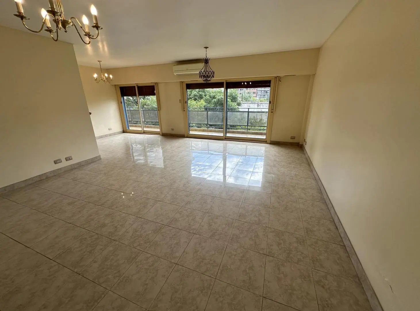 Venta departamento de 4 ambientes con dependencia y cochera 2