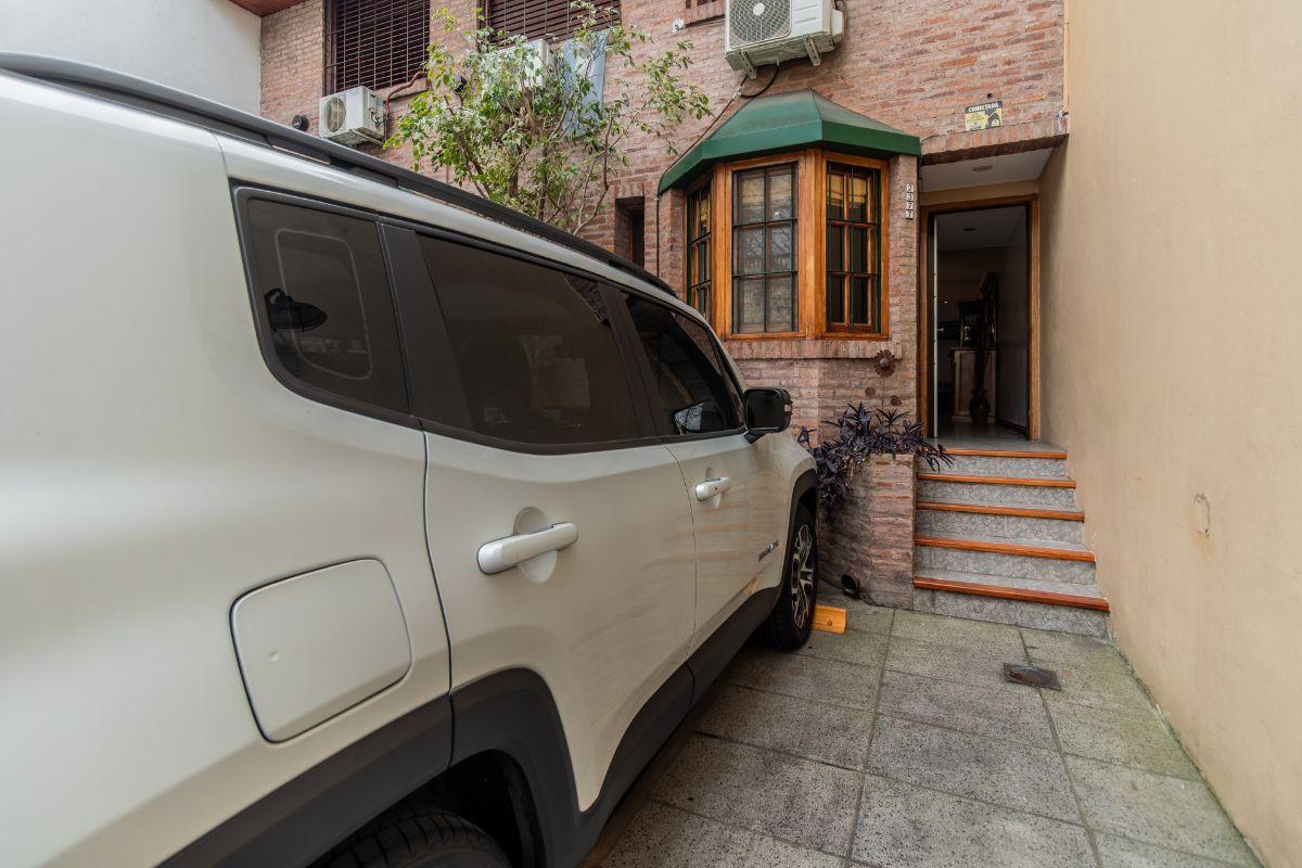 Foto de Tríplex de 4 Ambientes con cochera, patio con parrilla y playroom en Flores, imagen 1