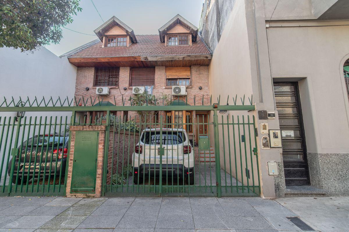 Foto de Tríplex de 4 Ambientes con cochera, patio con parrilla y playroom en Flores, imagen 2
