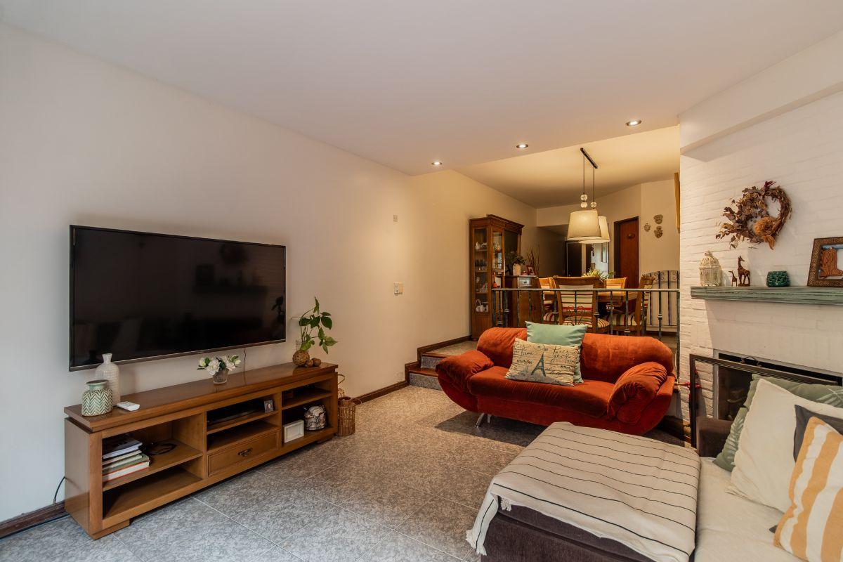 Foto de Tríplex de 4 Ambientes con cochera, patio con parrilla y playroom en Flores, imagen 5