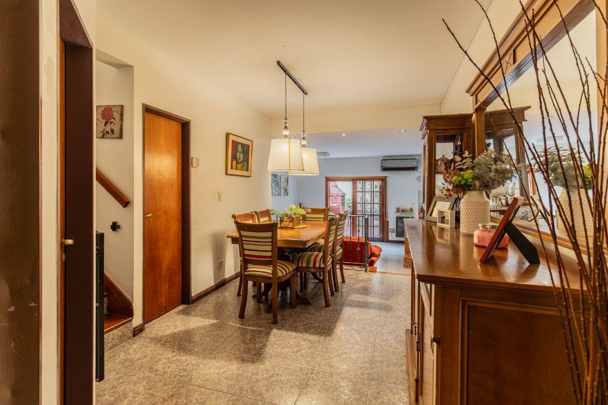 Foto de Tríplex de 4 Ambientes con cochera, patio con parrilla y playroom en Flores, imagen 3