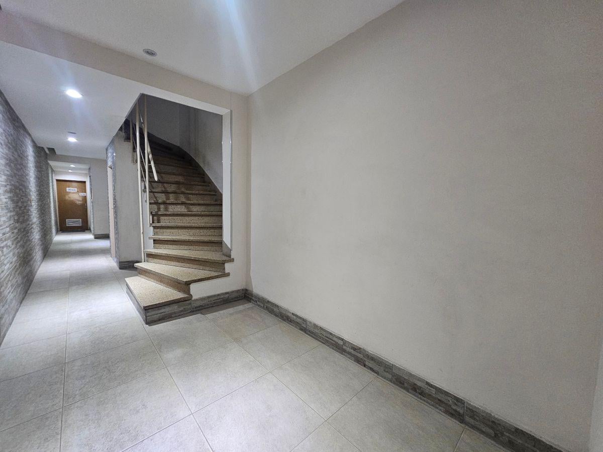 Foto de Departamento Monoambiente con Balcón en Alquiler. Flores, imagen 1