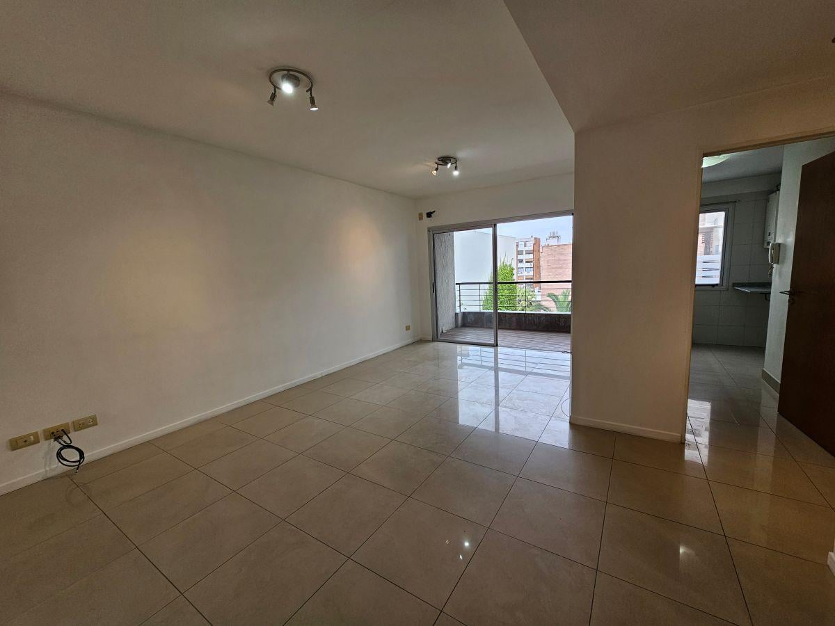 Foto de Departamento de 2 Ambientes con Balcon en Alquiler. Flores, imagen 1