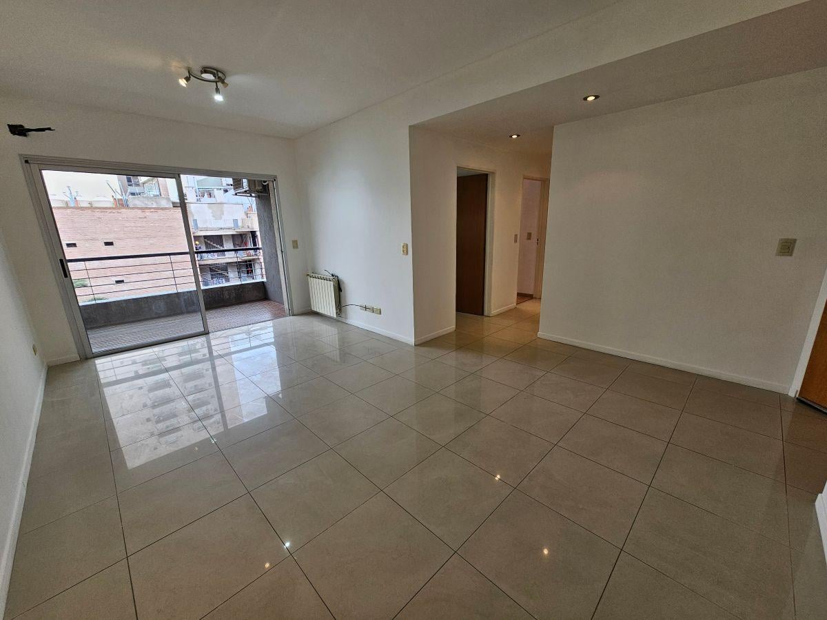 Foto de Departamento de 2 Ambientes con Balcon en Alquiler. Flores, imagen 3