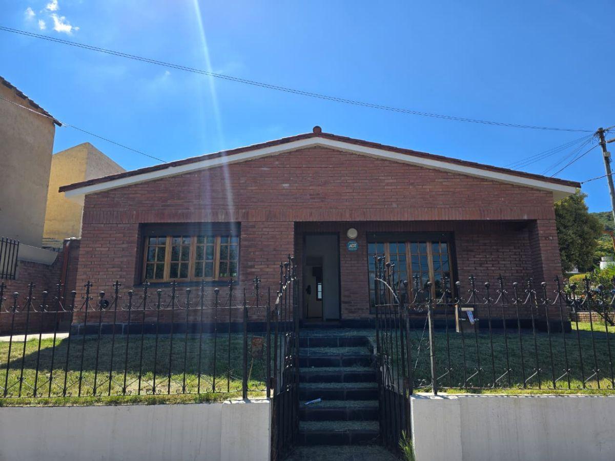 Venta: Casa - 3 dormitorios - Pileta, quincho, patio - Malvinas - Carlos Paz