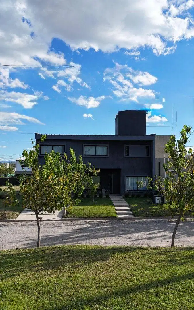 Venta: Casa - 4 dormitorios -Pileta y patio - Tejas 4 - Malagueño 4