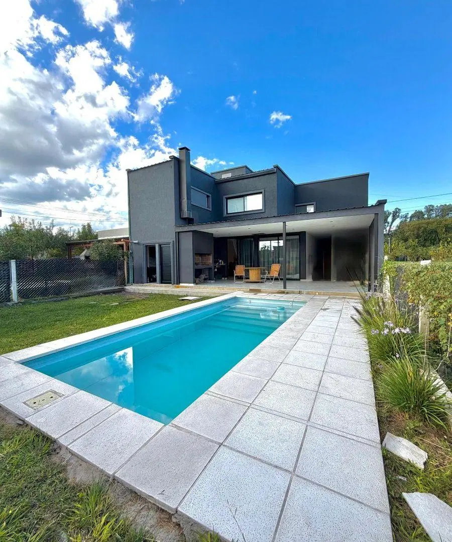 Venta: Casa - 4 dormitorios -Pileta y patio - Tejas 4 - Malagueño 2