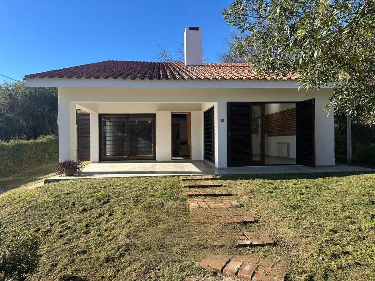 Foto de ALQUILER ANUAL: Casa - 3 dormitorios - patio y cochera - José Muñoz, imagen 2
