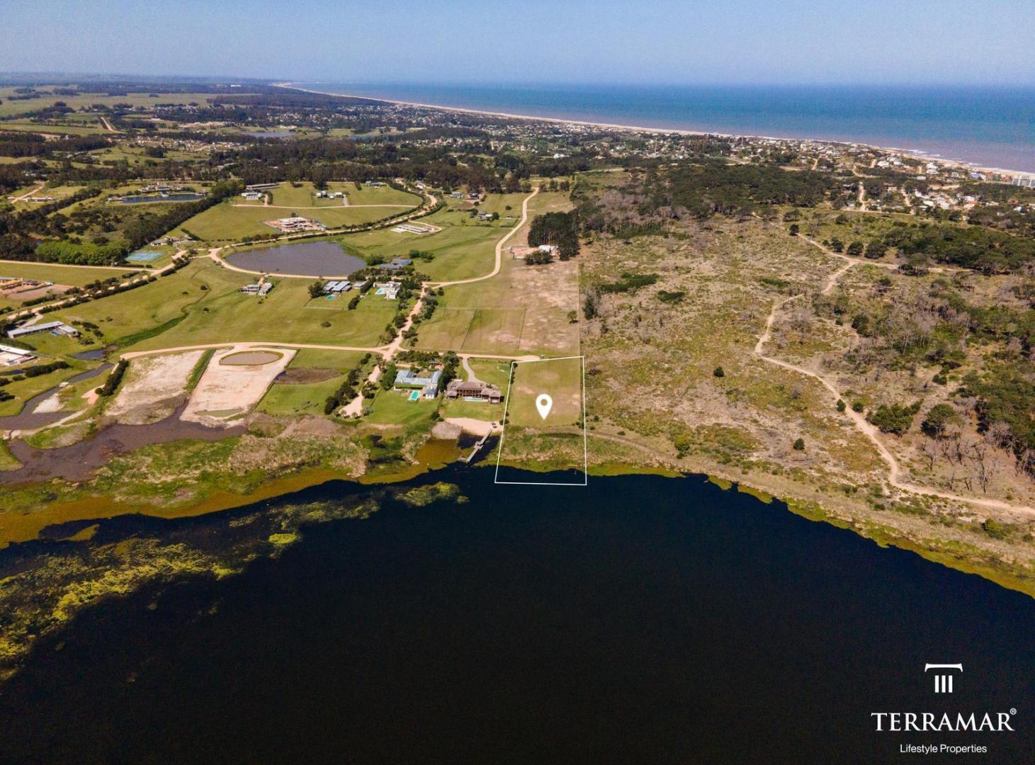 Foto de Espectacular Terreno Sobre Laguna Blanca en Laguna Estates, imagen 2