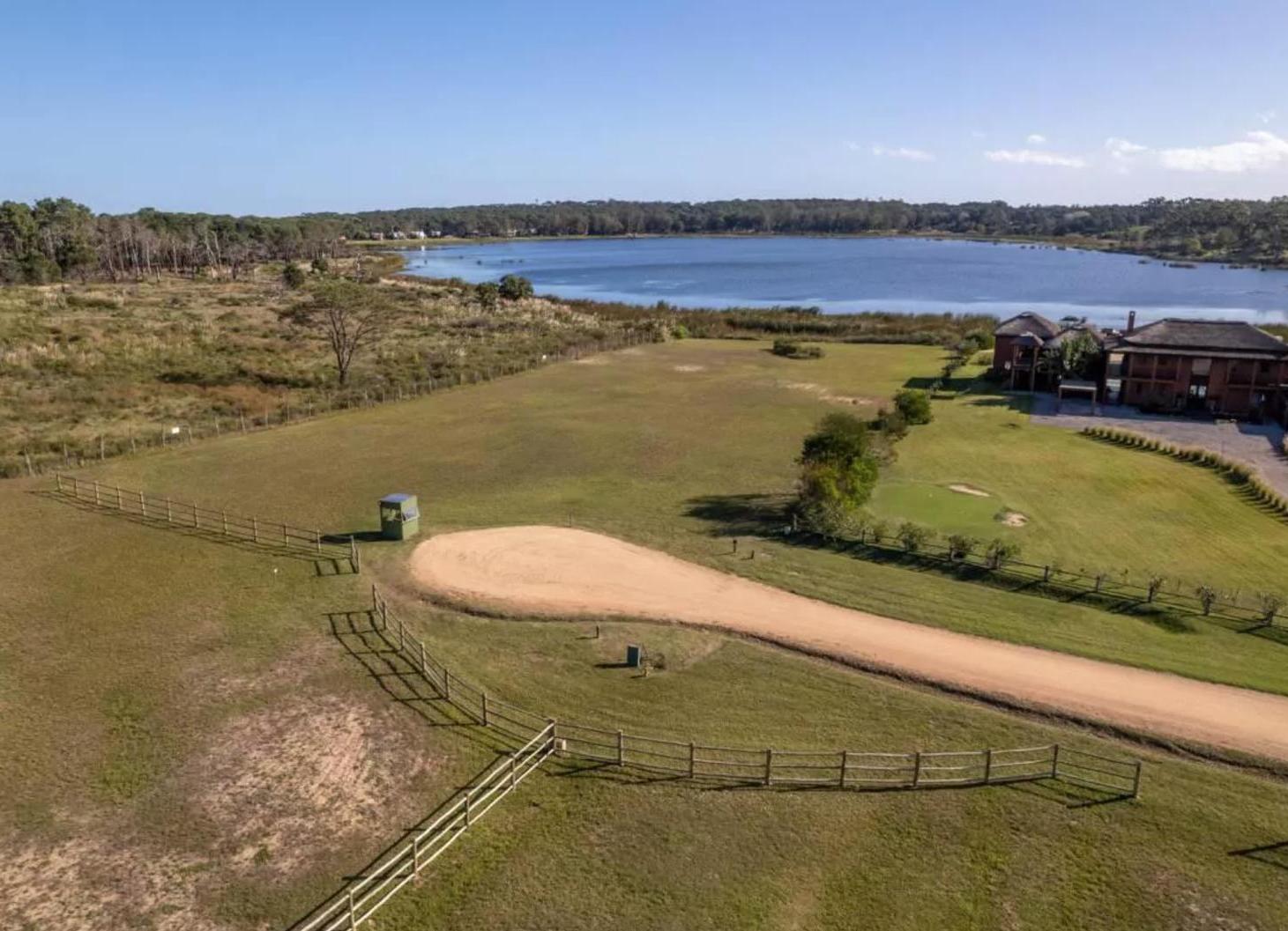 Foto de Espectacular Terreno Sobre Laguna Blanca en Laguna Estates, imagen 4