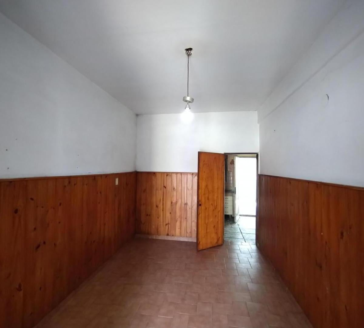Calvo 1600: Casa desarrollada en planta baja. Acepta Permuta